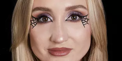 maquillaje de telaraña con delineador de ojos para halloween