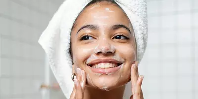 Mujeres que muestran cómo limpiar la piel y quitarse el maquillaje