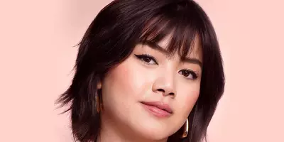 Modelo con un estilo de delineador de ojos con alas usando el delineador de ojos Idole Easy
