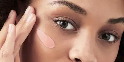 Mujer aplicando un imprimador facial sobre la piel para un maquillaje más duradero