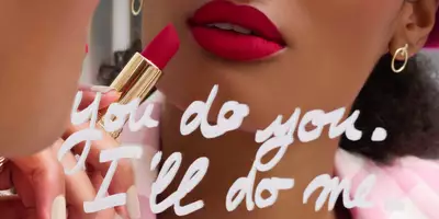 Colección Emily in Paris Lancôme con paleta de sombras para ojos, lápiz labial, perfume y suero.