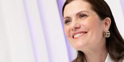 Mujer caucásica adulta sonriendo