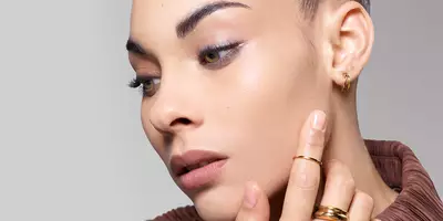 Mujer con un estilo de maquillaje natural y una base de aspecto natural
