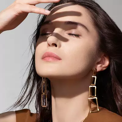 Mujer frente al sol con maquillaje de verano de Lancôme