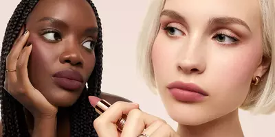Dos modelos con lápiz labial difuminado usando tonos naturales de L'Absolu Rouge Intimatte