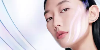 Modelo con un gráfico superpuesto en su rostro que muestra cómo funciona la pantalla solar para proteger la piel