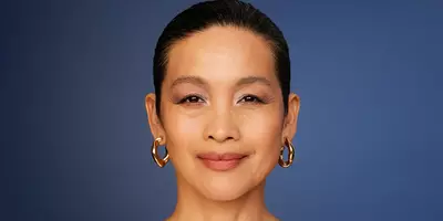 Modelo madura con un estilo de maquillaje suave y glamoroso