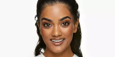 Modelo con ojos marrones con maquillaje de ojos ahumados marrón