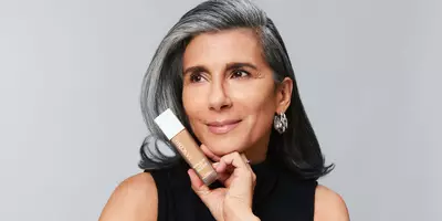 Modelo con piel de más de 45 personas con base de maquillaje Renergie Lift para piel madura