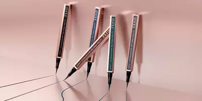 Mujeres con looks de delineador de ojos líquido mate