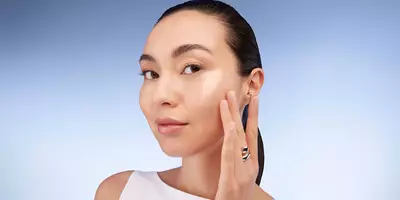 Cómo usar Beta Glucan con el modelo que aplica el suero beta glucano de Lancôme