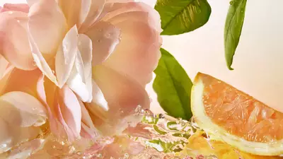Hojas de té verde sumergidas en agua rosada para representar las notas de perfume en el eau de toilette Idôle