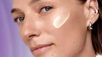 Renergie Retinol Serum aplicado a mujeres con piel madura