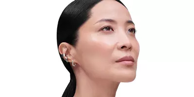 Mujer madura del este de Asia con pérdida de colágeno mirando hacia arriba