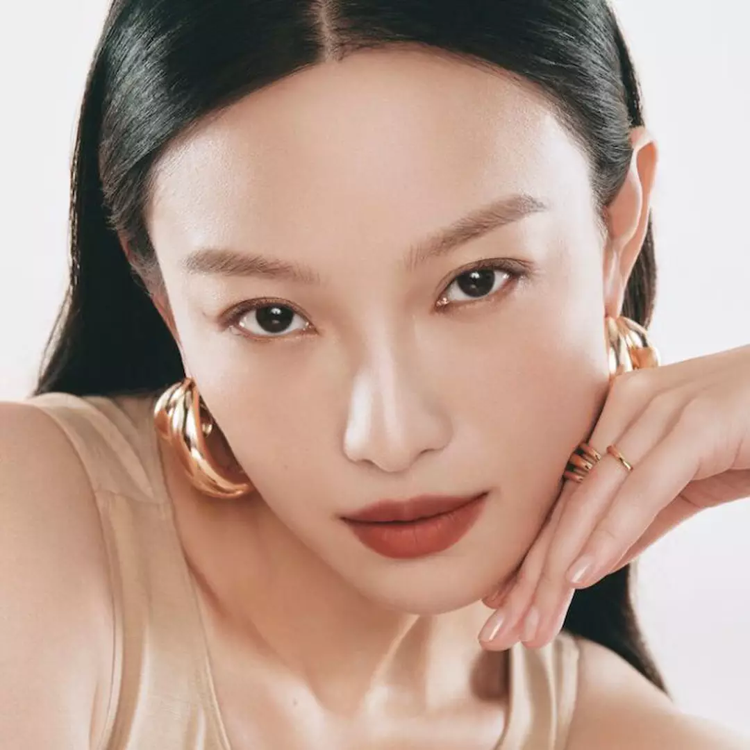 Primer plano de la modelo con Absolue Rouge en sus labios