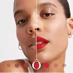 Modelo con lápices labiales y varios tonos