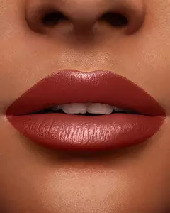 Lápiz labial Rouge en los labios