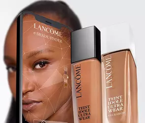 Modelo con buscador E-Shade, el buscador de tonos de base de Lancôme para una coincidencia precisa de la base