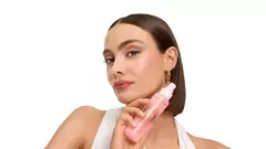 Imágenes de belleza de fijadores en polvo y en aerosol de Lancôme