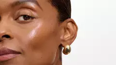 Imágenes de belleza de fijadores en polvo y en aerosol de Lancôme