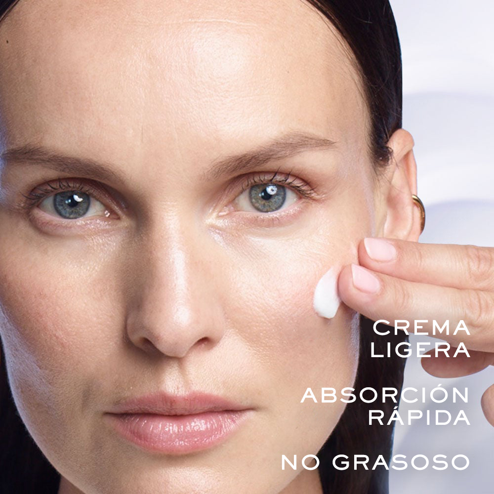 Mujer usando Rénergie H.P.N. 300-Peptide: crema facial antiedad para mostrar la textura de la fórmula 