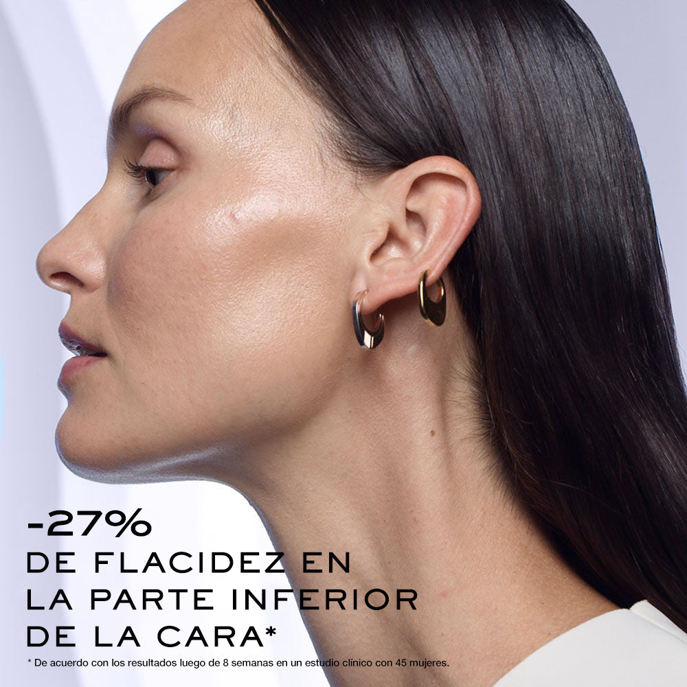 Perfil del rostro y el cuello de una mujer con resultados clínicos de una reducción visible de la piel flácida de la parte inferior del rostro 