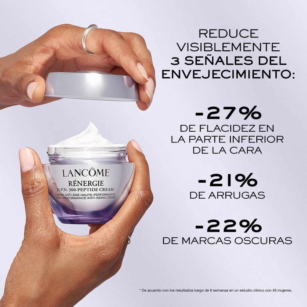 Mujer con la crema Rénergie H.P.N. 300-Peptide Cream con resultados clínicos 